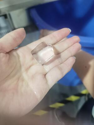 हेलो वेंडिंग मशीन आपूर्तिकर्ता स्क्रीन 24 घंटे आइस वेंडिंग मशीन के लिए स्वचालित पैकिंग आइस एटीएम आइस वेंडिंग मशीन