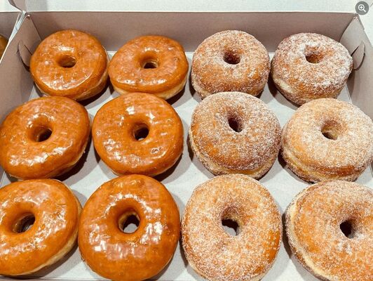 24 घंटे स्व-सेवा स्वचालित उठाने प्रणाली केक वेंडिंग मशीन सभी स्टील दरवाजे फ्रेम और defogging ग्लास के साथ