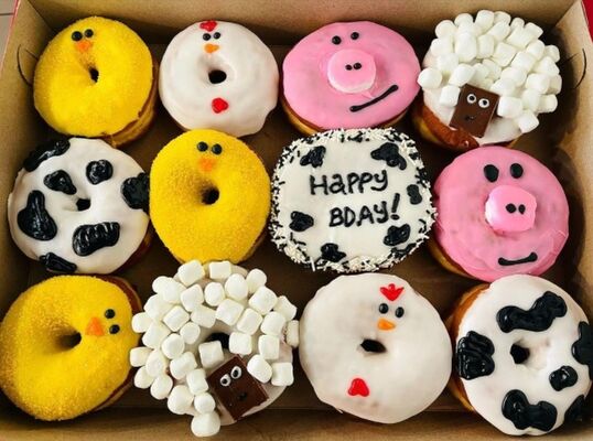 24 घंटे स्व-सेवा स्वचालित उठाने प्रणाली केक वेंडिंग मशीन सभी स्टील दरवाजे फ्रेम और defogging ग्लास के साथ